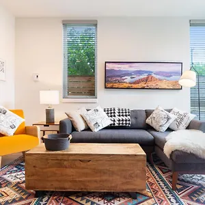  Holiday home Stylish Townhouse Near Attractions United States