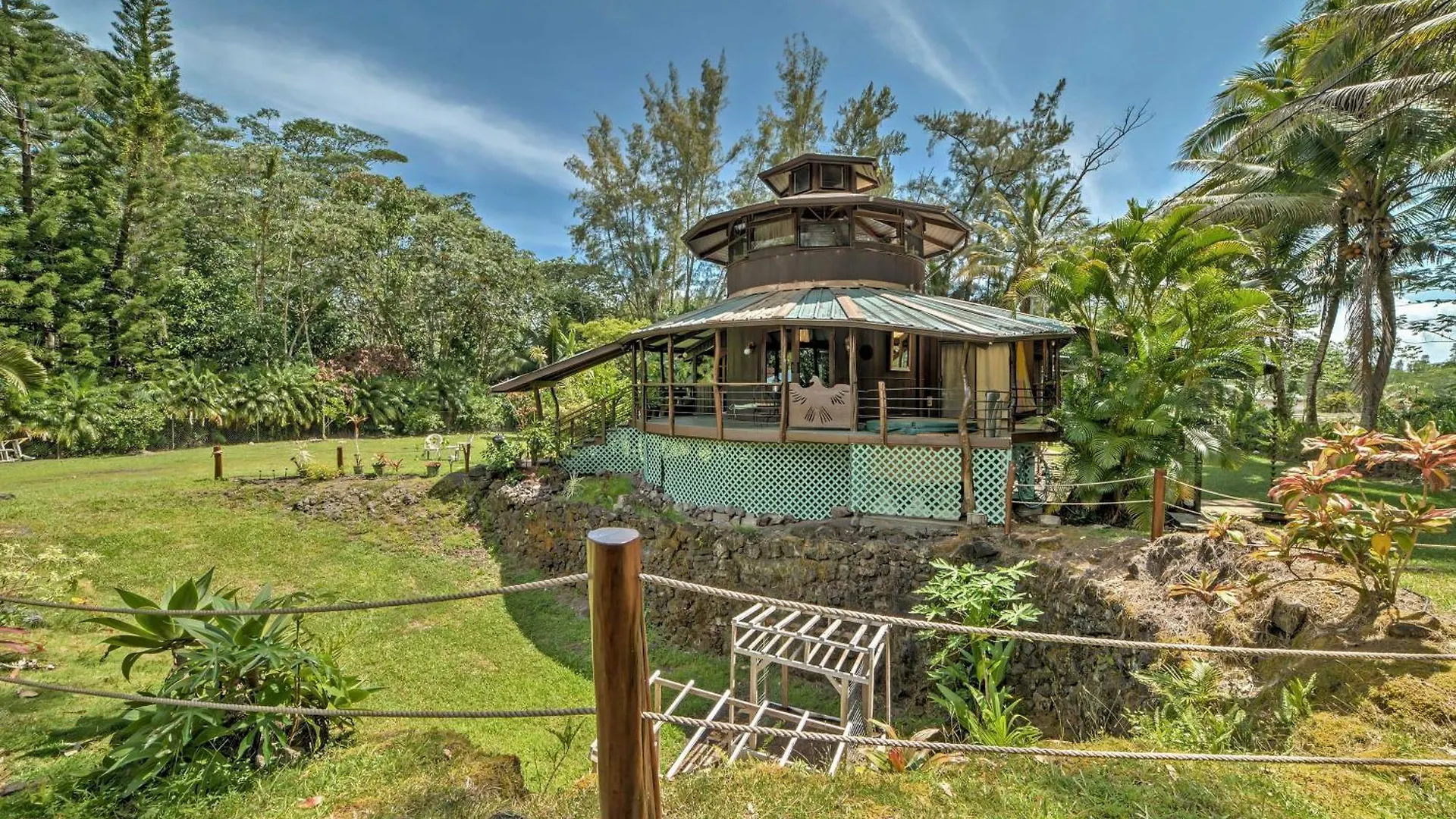 Tropical Cabana With Deck, Hot Tub And Lush Scenery! Keaau Holiday home
